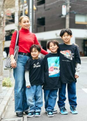 『GAP』でつくる仲良し3兄弟コーデ！黒Tシャツ×デニムで統一感アップ！ | HugMug