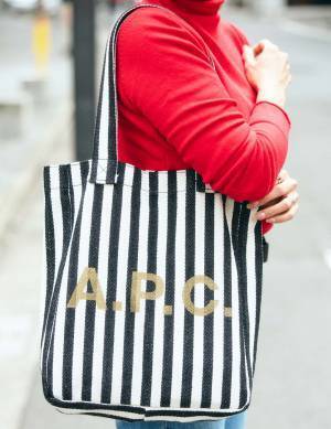 『GAP』でつくる仲良し3兄弟コーデ！黒Tシャツ×デニムで統一感アップ！ | HugMug