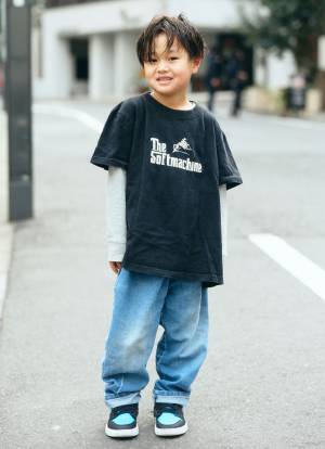『GAP』でつくる仲良し3兄弟コーデ！黒Tシャツ×デニムで統一感アップ！ | HugMug