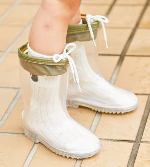 雨の日でもおしゃれに！ 長靴コーデの底上げテク必見♪ | HugMug