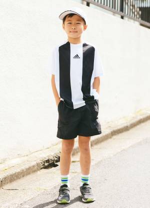 抱っこ紐コーデがこんなにおしゃれに！？古着Tシャツ×チュールワンピがめちゃかわ | HugMug