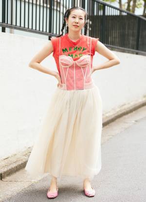 抱っこ紐コーデがこんなにおしゃれに！？古着Tシャツ×チュールワンピがめちゃかわ | HugMug