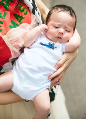 抱っこ紐コーデがこんなにおしゃれに！？古着Tシャツ×チュールワンピがめちゃかわ | HugMug