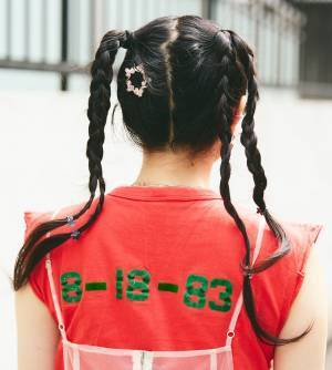 抱っこ紐コーデがこんなにおしゃれに！？古着Tシャツ×チュールワンピがめちゃかわ | HugMug