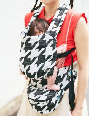 抱っこ紐コーデがこんなにおしゃれに！？古着Tシャツ×チュールワンピがめちゃかわ | HugMug