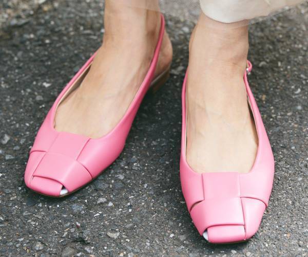 抱っこ紐コーデがこんなにおしゃれに！？古着Tシャツ×チュールワンピがめちゃかわ | HugMug