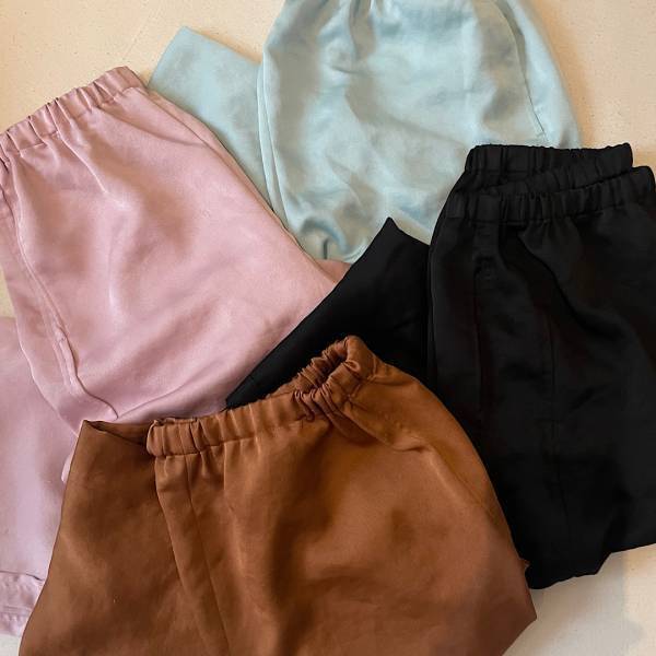 履き心地抜群 &amp; 細見え！4色買いした程使える【6 ロク】のイージーサテンパンツ | HugMug