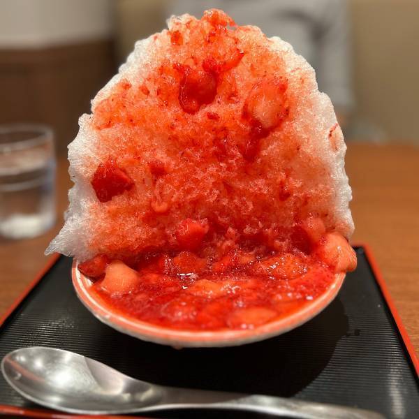 【食べログ 百名店】そびえ立つ氷は迫力満点！目白にある老舗「志むら」の絶品かき氷 | HugMug