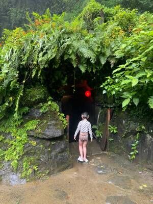 手ぶらOK！超穴場！【大滝温泉天城荘】滝や洞窟など大自然の温泉プールがおすすめ | HugMug