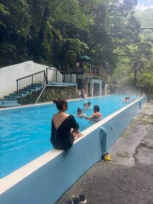 手ぶらOK！超穴場！【大滝温泉天城荘】滝や洞窟など大自然の温泉プールがおすすめ | HugMug