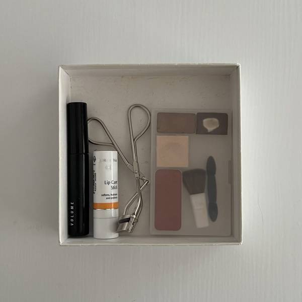 【100均収納】アイシャドウの細かいパレットを一つにまとめる画期的アイディア！ | HugMug