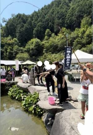 つかみ取りして釣って食べる！！岐阜県「あくだ渓流苑」がめちゃくちゃ楽しい！ | HugMug