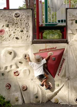 「子どもにおすすめ！ 涼しい遊び場」武智志穂の沖縄でのんびり双子育児 Vol.49　 | HugMug