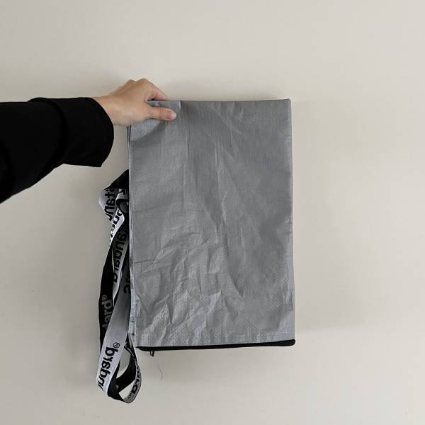 2WAY！？レジャーシートからバッグに早変わり【standardproducts】レジャーシートバッグがすごい | HugMug