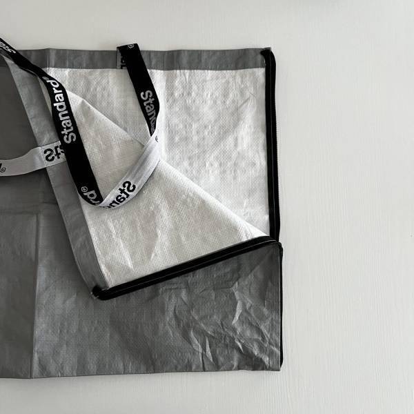 2WAY！？レジャーシートからバッグに早変わり【standardproducts】レジャーシートバッグがすごい | HugMug