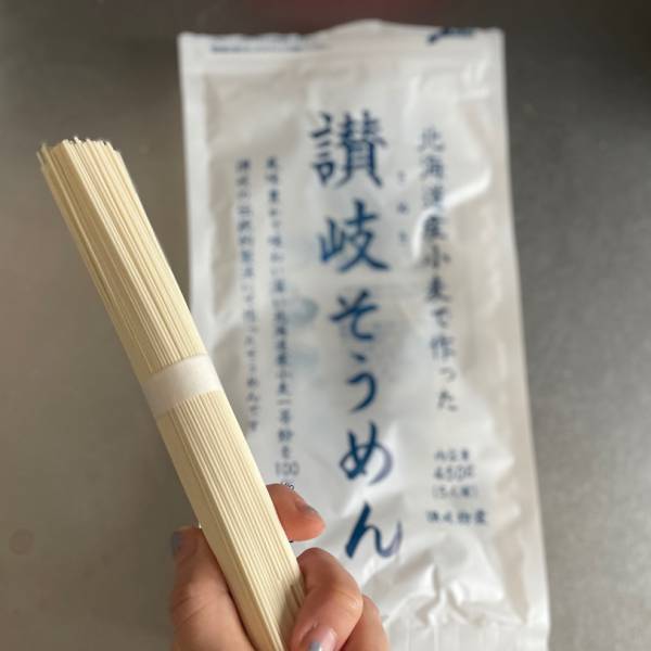 【素麺アレンジレシピ】余った素麺がラーメンに早替わり！子どもも速攻で完食“鶏ガラ醤油そうめん” | HugMug