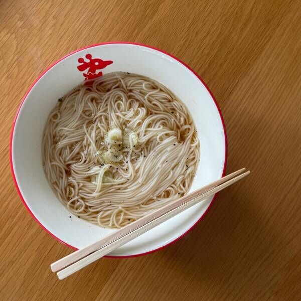 【素麺アレンジレシピ】余った素麺がラーメンに早替わり！子どもも速攻で完食“鶏ガラ醤油そうめん” | HugMug