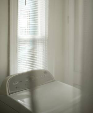 すっきり片づく洗濯洗剤の収納アイディア！ 狭い洗面所でも使えるおすすめ収納術 | HugMug