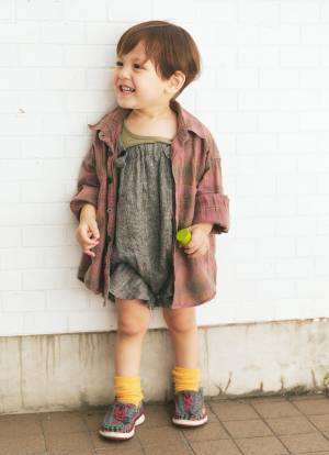 『ユニクロ』のチェック柄ジャケットが超優秀！プチプラ上手な親子コーデ必見 | HugMug