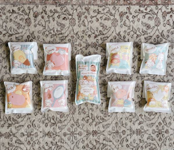 【サンリオ】1歳お祝いセット“ONE”は一升餅（米）や選び取りカードなどが全て揃ってオススメ！ | HugMug