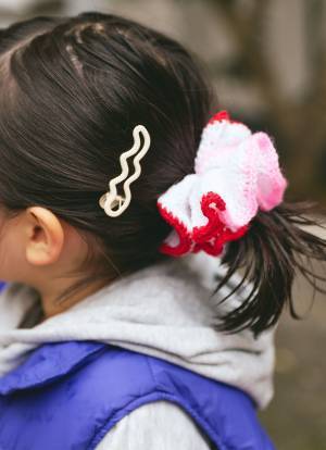 それママのハンドメイドなの！？イエロー×パープルが鮮やかな親子コーデ | HugMug