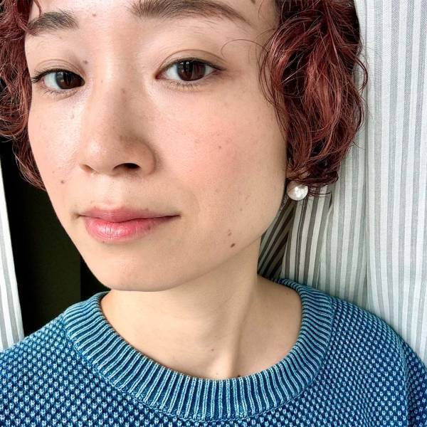 “メイクは最小限”の日。おしゃれママが手放せない「1アイテムでいい感じ」コスメ | HugMug