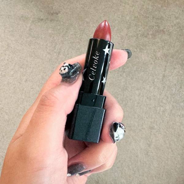 “メイクは最小限”の日。おしゃれママが手放せない「1アイテムでいい感じ」コスメ | HugMug