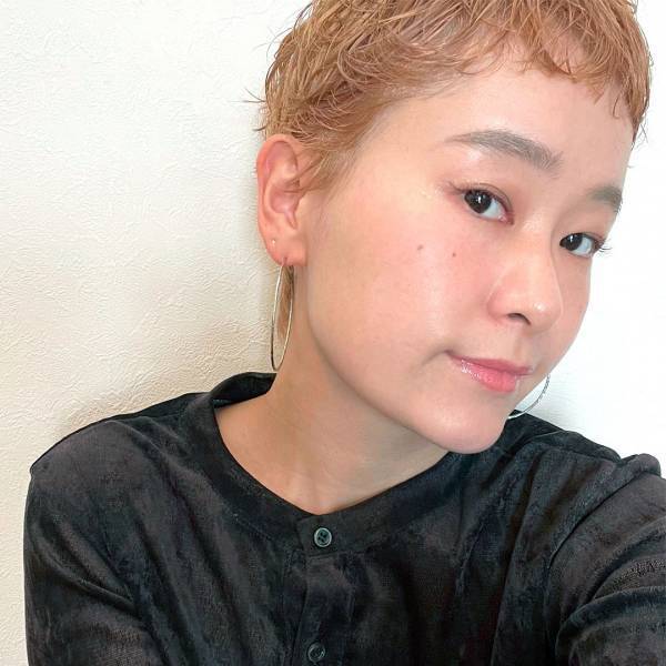 “メイクは最小限”の日。おしゃれママが手放せない「1アイテムでいい感じ」コスメ | HugMug