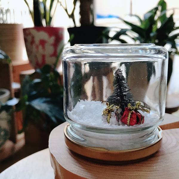 【超簡単】おうちで子どもと手作り！水なしスノードーム | HugMug