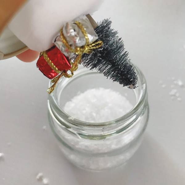 【超簡単】おうちで子どもと手作り！水なしスノードーム | HugMug