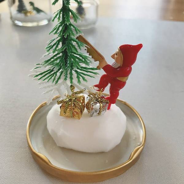 【超簡単】おうちで子どもと手作り！水なしスノードーム | HugMug