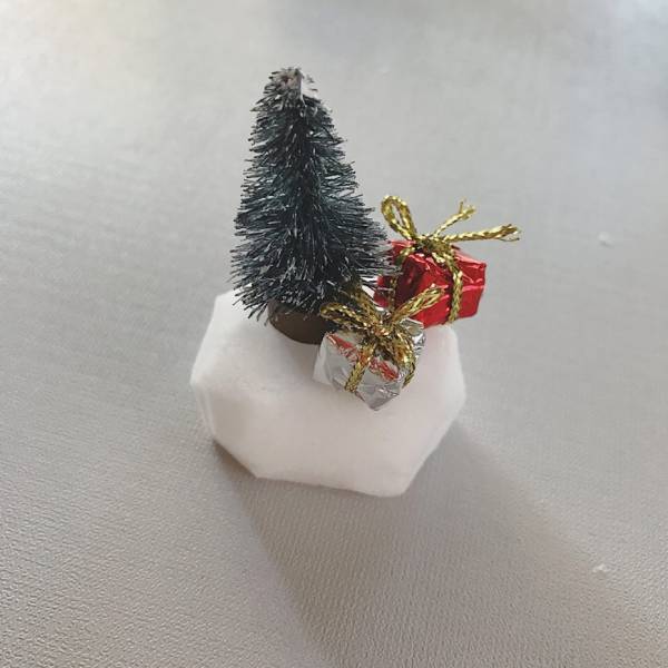 【超簡単】おうちで子どもと手作り！水なしスノードーム | HugMug