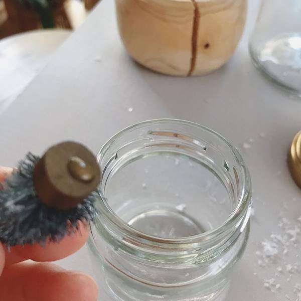 【超簡単】おうちで子どもと手作り！水なしスノードーム | HugMug