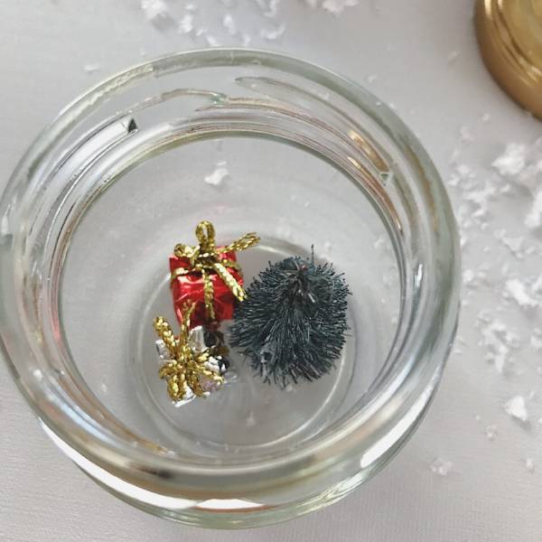 【超簡単】おうちで子どもと手作り！水なしスノードーム | HugMug