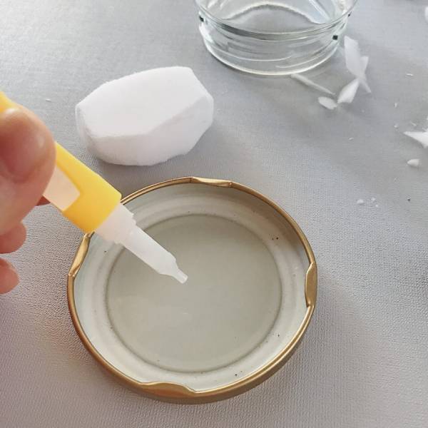 【超簡単】おうちで子どもと手作り！水なしスノードーム | HugMug