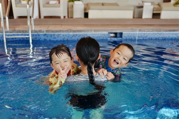 「クリスマスはザ・リッツ・カールトン沖縄へ」武智志穂の沖縄でのんびり双子育児 Vol.52 | HugMug