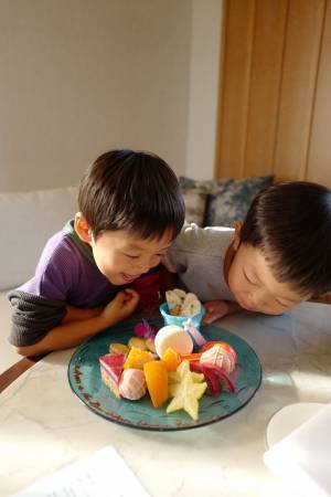 「クリスマスはザ・リッツ・カールトン沖縄へ」武智志穂の沖縄でのんびり双子育児 Vol.52 | HugMug