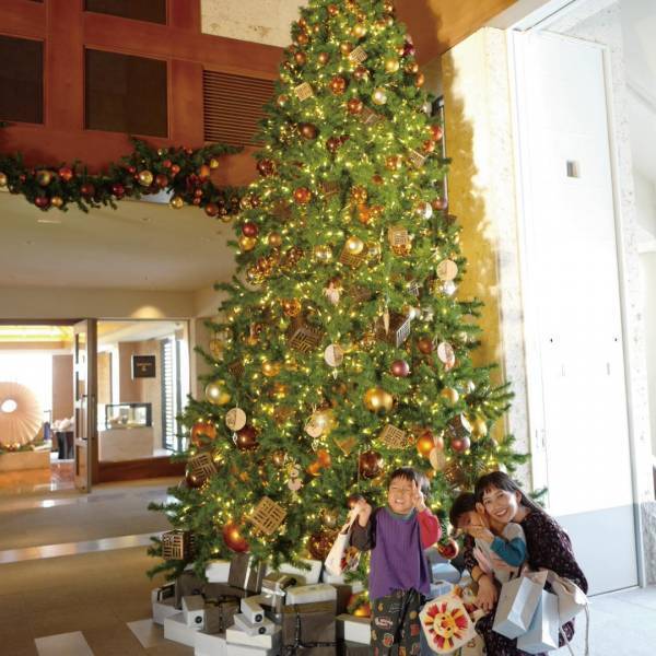 「クリスマスはザ・リッツ・カールトン沖縄へ」武智志穂の沖縄でのんびり双子育児 Vol.52 | HugMug
