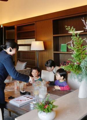 「クリスマスはザ・リッツ・カールトン沖縄へ」武智志穂の沖縄でのんびり双子育児 Vol.52 | HugMug