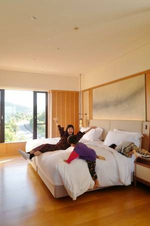 「クリスマスはザ・リッツ・カールトン沖縄へ」武智志穂の沖縄でのんびり双子育児 Vol.52 | HugMug