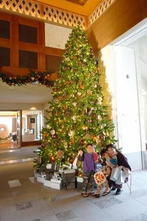 「クリスマスはザ・リッツ・カールトン沖縄へ」武智志穂の沖縄でのんびり双子育児 Vol.52 | HugMug