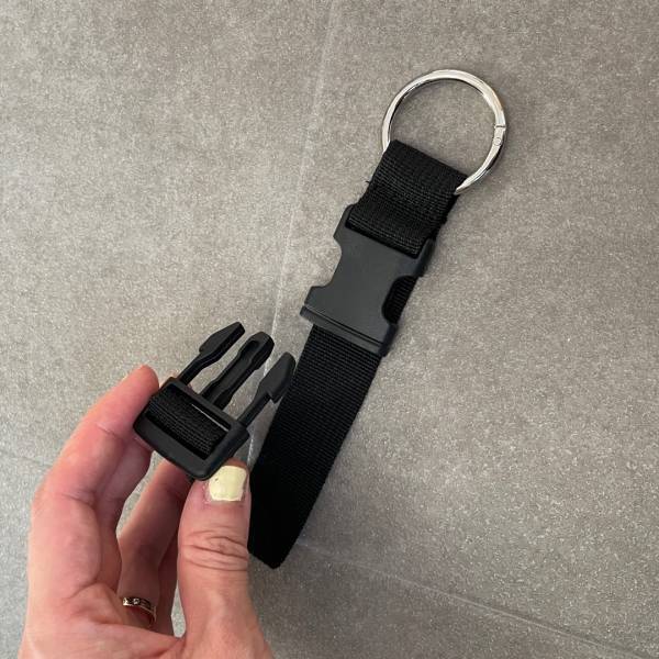 【お出掛け便利アイテム】100円で解決！荷物がまとまるセリアのジャケットホルダー | HugMug