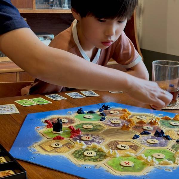 大人気ボードゲーム「カタン」が冬休みにおすすめ！遊び方もご紹介 | HugMug