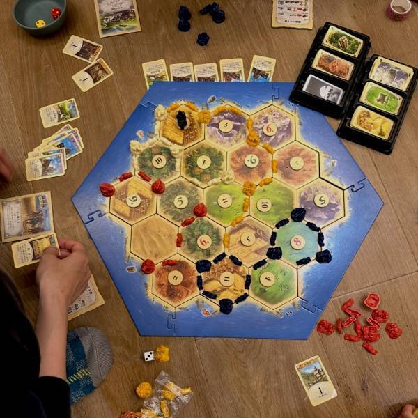 大人気ボードゲーム「カタン」が冬休みにおすすめ！遊び方もご紹介 | HugMug