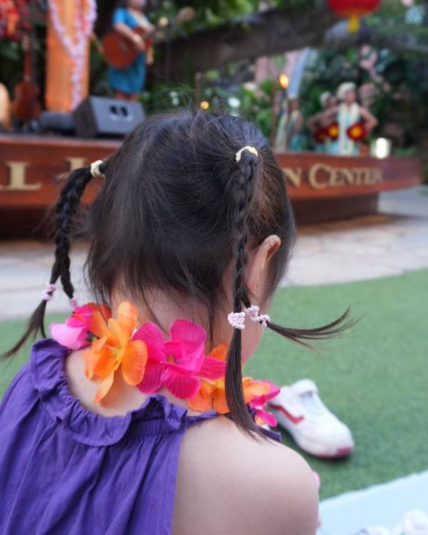 【簡単】ゴムだけでできる！キッズヘアアレンジで南国気分を楽しもう | HugMug