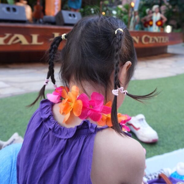 【簡単】ゴムだけでできる！キッズヘアアレンジで南国気分を楽しもう | HugMug