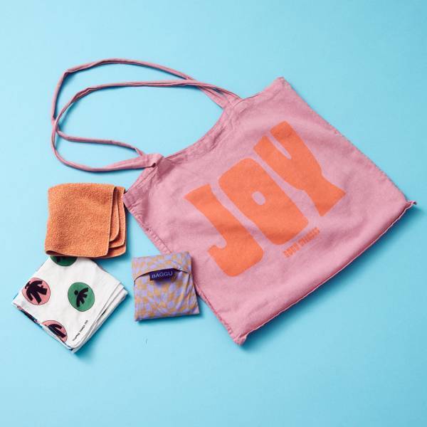 【編集部ママのバッグの中身5選】おしゃれな子育てアイテムに熟知！ | HugMug