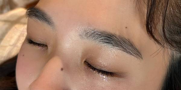 おしゃれな人の最新アイブロウ事情。メイク感なく「自然な毛流れ」をつくる名品まとめ | HugMug