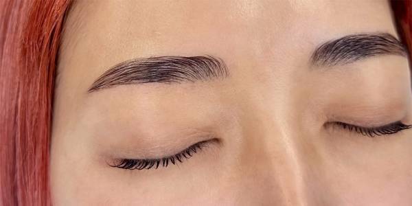 おしゃれな人の最新アイブロウ事情。メイク感なく「自然な毛流れ」をつくる名品まとめ | HugMug