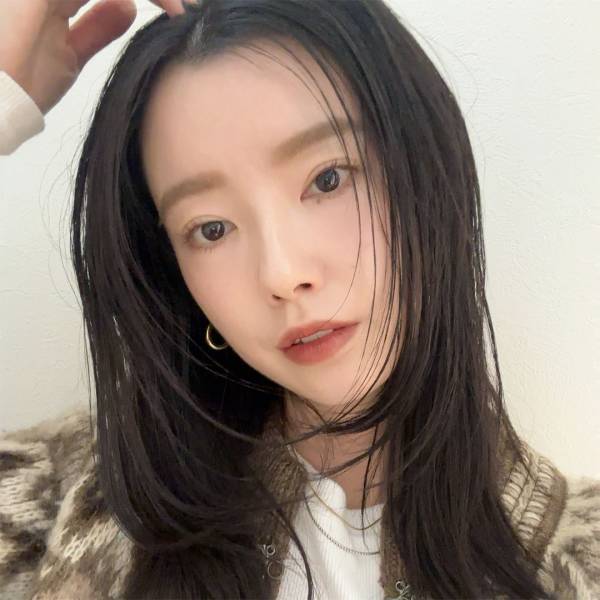 トレンド「薄眉・ブリーチ眉」おしゃれな大人の取り入れ方。いい感じのミュート眉になる優秀コスメ集 | HugMug